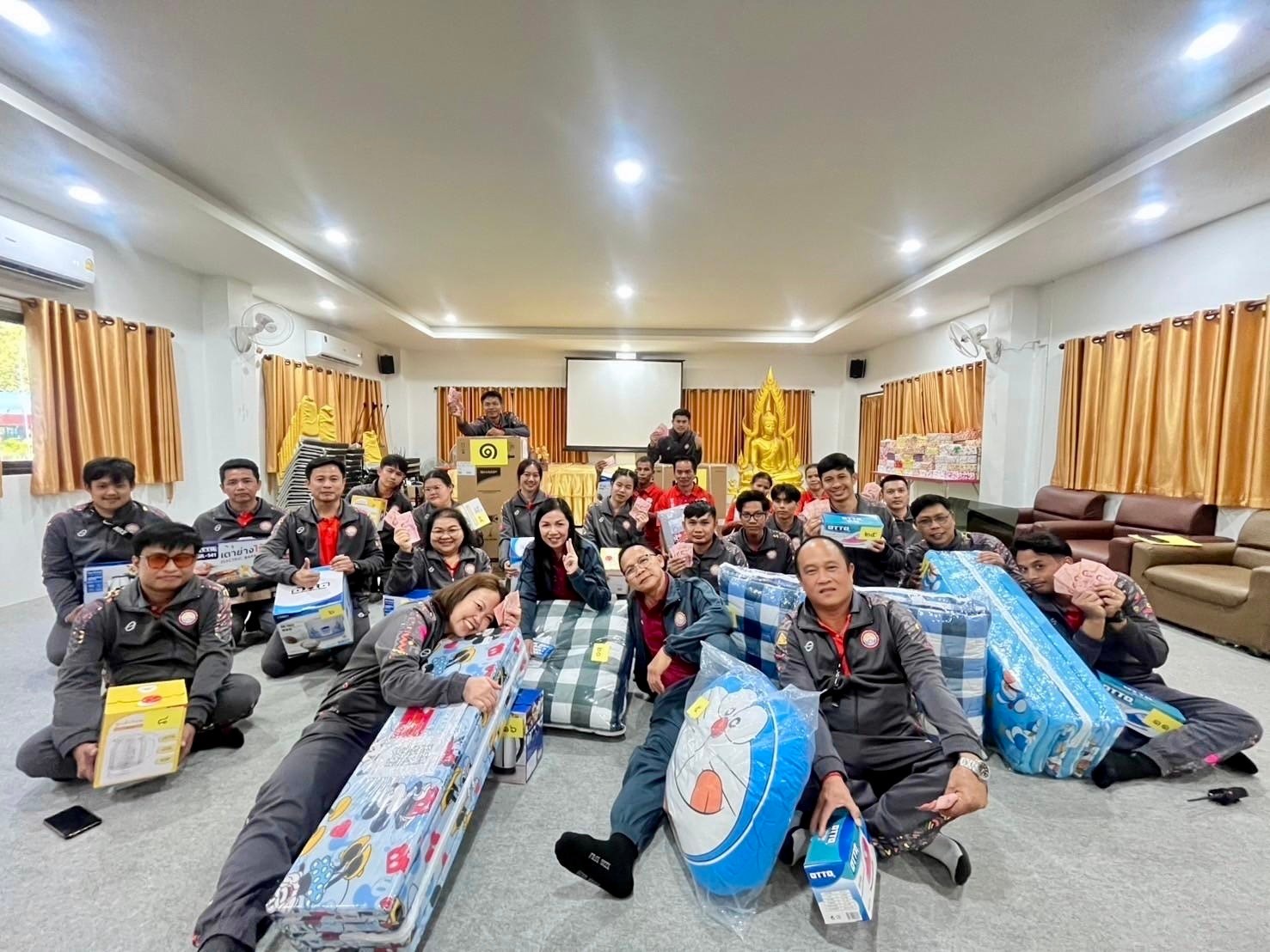 25 ธันวาคม 2567 ดร.นิรันดร์ จันทร์เหลือง ผู้รับใบอนุญาต/ผู้จัดการ นางดวงเดือน จันทร์เหลือง ผู้อำนวยการวิทยาลัยอาชีวศึกษาศรีเมืองใหม่ ได้จัดกิจกรรมจับฉลากของขวัญเนื่องในวันขึ้นปีใหม่ 2568 ให้กับผู้บริหาร ครูและบุคลากรวิทยาลัยอาชีวศึกษาศรีเมืองใหม่ เพื่อสร้างสัมพันธ์อันดี และสร้างความรักสามัคคีในหมู่คณะ