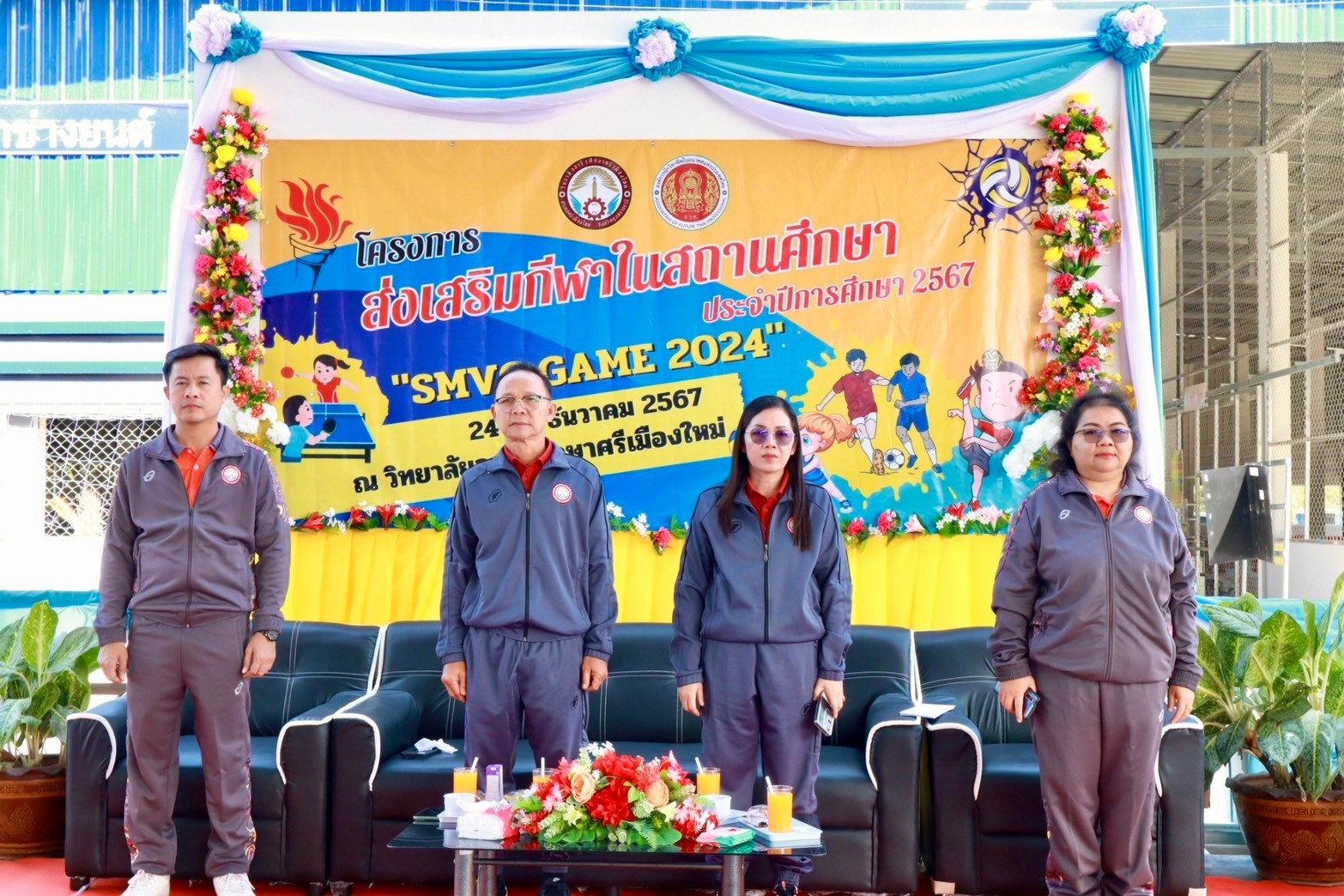 วิทยาลัยอาชีวศึกษาศรีเมืองใหม่ จัดพิธีเปิดการแข่งขันกีฬาสี โดยได้รับเกียรติจาก ดร.นิรันดร์ จันทร์เหลือง ผู้รับใบอนุญาต/ผู้จัดการ นางดวงเดือน จันทร์เหลือง ผู้อำนวยการวิทยาลัยอาชีวศึกษาศรีเมืองใหม่ เป็นประธานในโครงการส่งเสริมกีฬาสีภายในสถานศึกษา SMVC GAME 2024 ประจำปีการศึกษา 2567