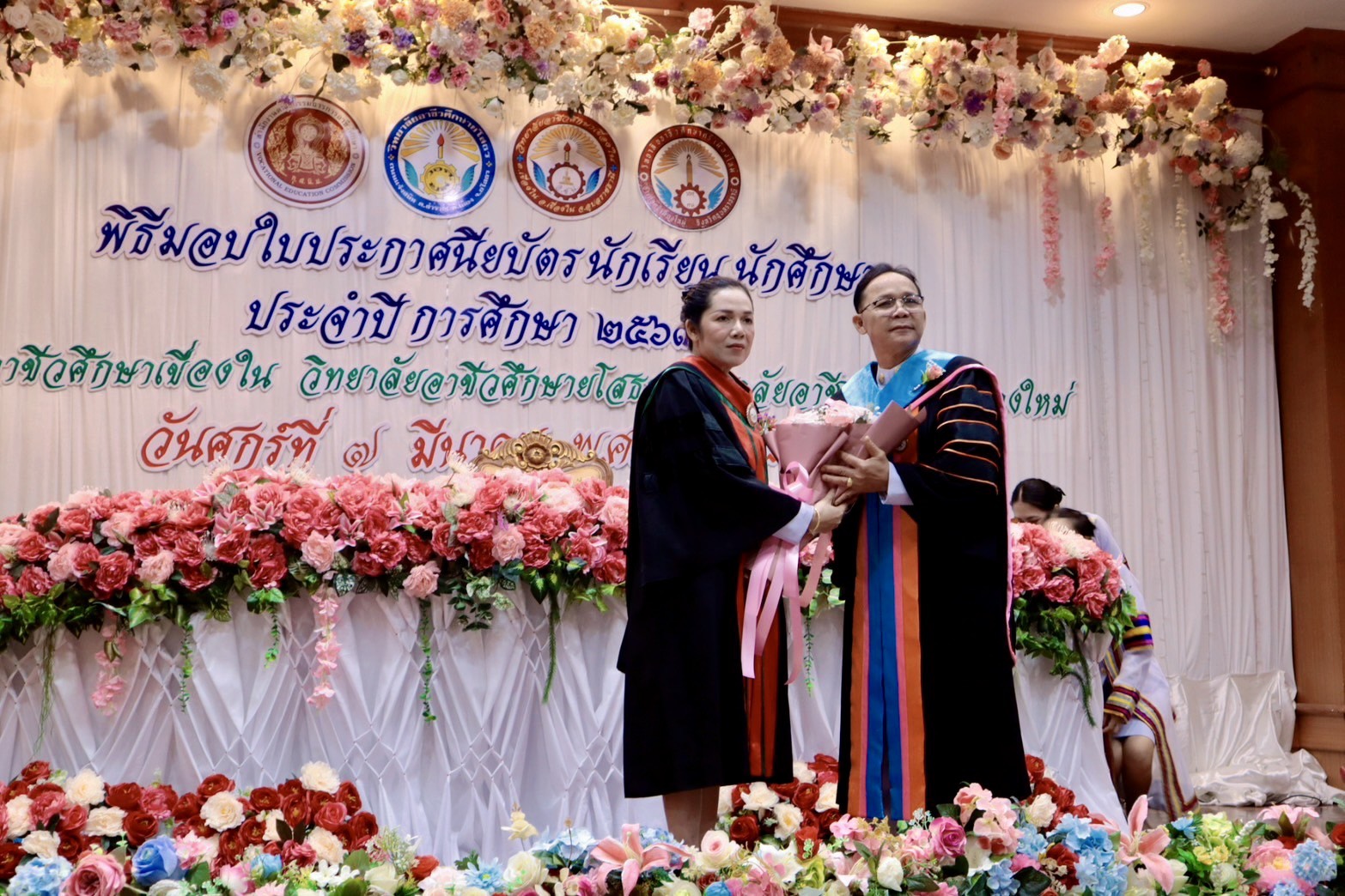 วิทยาลัยอาชีวศึกษาศรีเมืองใหม่ เข้าร่วมพิธีมอบใบประกาศนียบัตร นักเรียน นักศึกษา ประจำปีการศึกษา 2567 โดยได้รับเกียรติจากท่าน ดร.นิรันดร์ จันทร์เหลือง ผู้รับใบอนุญาต วิทยาลัยอาชีวศึกษายโสธร เป็นประธานในพิธี โดยมีวิทยาลัยอาชีวศึกษายโสธร วิทยาลัยอาชีวศึกษาเขื่องใน และ วิทยาลัยอาชีวศึกษาศรีเมืองใหม่ เข้าร่วมในวันศุกร์ที่ 7 มีนาคม พ.ศ. 2568