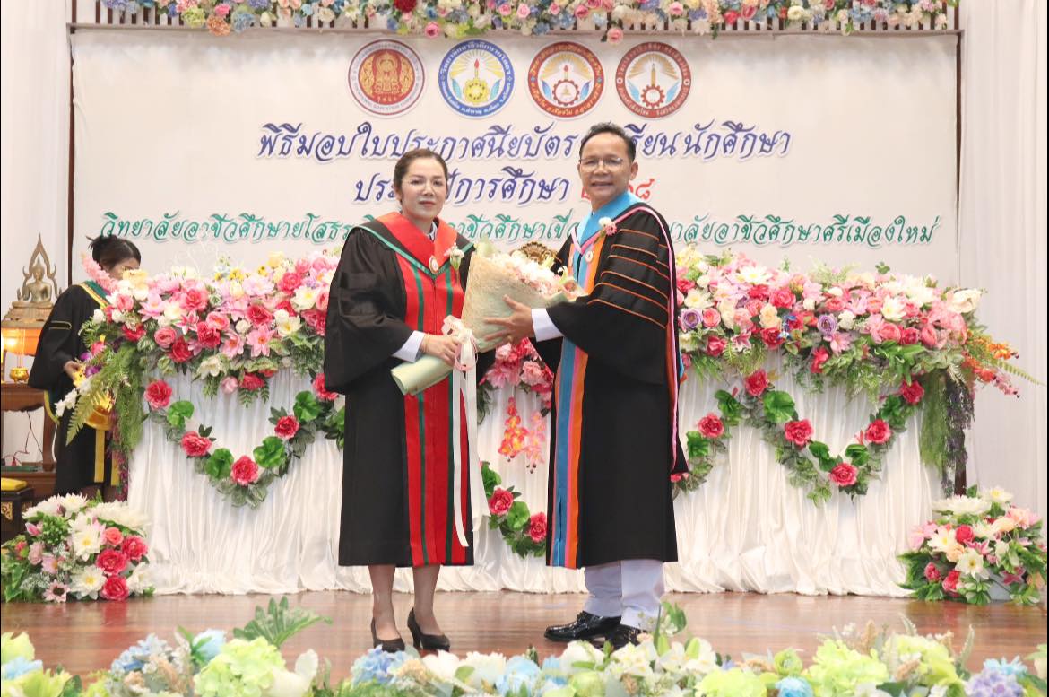 พิธีมอบใบประกาศนียบัตร นักศึกษา ประจำปีการศึกษา 2568 โดยท่าน ดร.นิรันดร์ จันทร์เหลือง ผู้รับใบอนุญาต วิทยาลัยอาชีวศึกษาศรีเมืองใหม่ ระดับชั้นประกาศนียบัตรวิชาชีพชั้นสูง ปวส. ในวันศุกร์ที่ 6 มีนาคม 2569 ณ โรงแรมเดอะกรีนปาร์คแกรนด์ ยโสธร